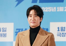 19+ rating due to explicit poses... '12 years younger♥' Shin Hyun-jun ruled as uneditable [Star Issue]