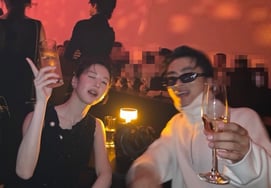 'Cardigan Hug' Legend Left by Ko Yoon-jung and Gu Kyo-hwan, Wild Party... '14-Year Age Gap Irrelevant Chemistry'