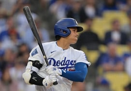 'Is this really Shohei Ohtani?' After being hit by a pitch and replaced the previous day, he started and threw a 159 km/h fastball! He even hit a leadoff home run in the first inning.