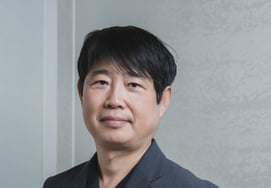 El director Son Jae-gon: "Kang Dong-won incluso realizó un headspin... tan dedicado que da pena"[Entrevista ①]