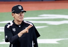 'Elbow contusion' Sugimoto – 'Recent 3G ERA 10.95' Oh Won-seok and Sugimoto both demoted from the first division; the manager is also in a gloomy mood: "The kids are bright, but I'm not" [Jamsil on-site]