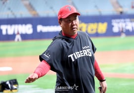 A pesar de la racha de seis victorias, Lee Beom-ho no está satisfecho; su mirada ya está puesta en Jamsil: "Agradecemos a los aficionados que llenaron las gradas en el estadio visitante → Nos prepararemos bien para el partido contra LG"