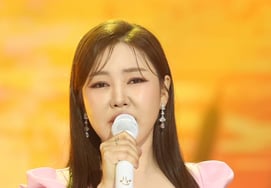 Song Ga-in, Back at No. 1♥..Female Trot Star Ranks Top for 250 Consecutive Weeks