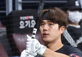 [Photo] Oh Seon-woo 'breathing in sync with bat in hand'