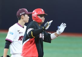 [Foto] Han Jun-su pide 'un punto más'
