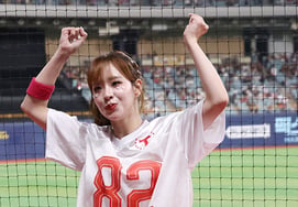 [Foto] Cho Da-bin realiza el «baile de la ternura»