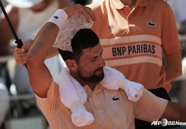 Left the court in a wheelchair despite winning... "A match in this weather?" French Open heatwave controversy, even Djokovic is furious
