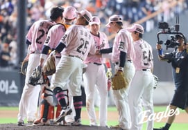 'With' Hanwha, that's why they poured money into FA investments! '10 billion won two-run homer + 5 billion won game-ending defensive gem in the 9th with two outs' Heo In-seo shone as brightly as his debut 10 home runs... SSG's shocking franchise-record 10-game losing streak