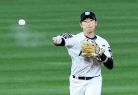 'Error replaced by accountability': 19-year-old shortstop, comforted by 36-year-old 'captain,' finally bursts into tears