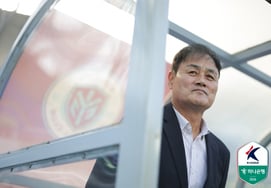 "Empate en el estadio, un suspiro de alivio": Director Choi Yoon-kyum de Yongin, "El equipo se está fortaleciendo" [En el lugar de Yongin]