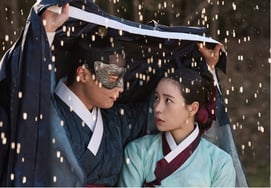 Im Ji-yeon y Heo Nam-jun, sorprendidos en una cita bajo la lluvia [Un mundo maravilloso]