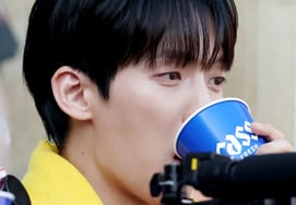 [Chụp ảnh] Lee Min Hyuk uống hết ly bia sau khi ném bóng khai mạc trận đấu