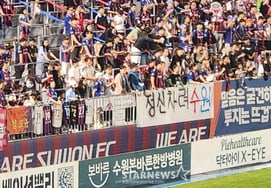 'Despierta, Suwon' aparece... el entrenador de SuwonFC, Park Geon-ha, baja la cabeza: "Debo asumir las críticas de los aficionados" [En el lugar de Suwon]