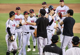 [Photo] Twins reclaim No. 1