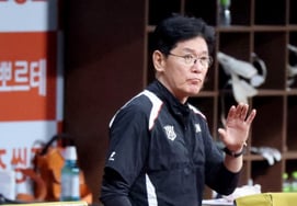 "He's a rookie, why would you reprimand him?" Manager Lee Kang-cheol warmly embraced 19-year-old shortstop Lee Kang-min, who was in tears.