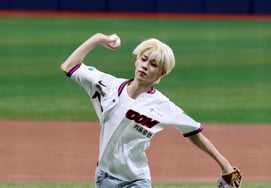 [Photo] "I want to be Kiwoom's victory fairy! I earnestly wish it" — Even's Lee Jung-hyeon at the ceremonial first pitch