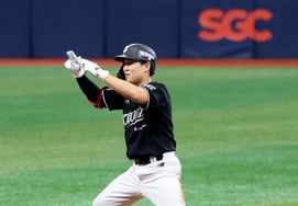 [Chụp ảnh] Ryu Hyun-in đã có cú đánh đầu tiên