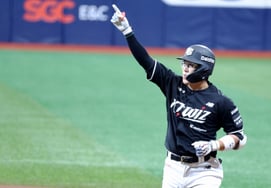 [Photo] 'One more run in the top of the first' Heo Kyung-min
