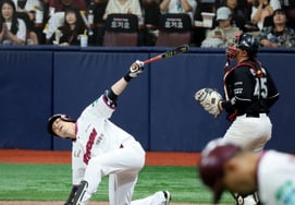 [Photo] 'Bottom of the 4th, two outs, bases loaded, full count' swing-and-miss strikeout by Lee Hyung-jong