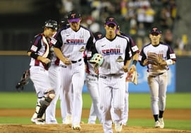 'Kim Do-young received a hit-by-pitch with the bases loaded and two outs in the 9th inning, but...' LG's momentum is incredible! Swept all three games against KIA to 'hold sole first place' [Jamsil On-site Review]