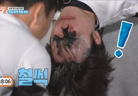 '1박 2일' Yoo Seon-ho, se muestra con determinación lavándose la cara con tinta mientras está de pie sobre las manos [ByeolbyeolTV]