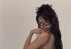 BLACKPINKのジェニー、大胆な背中のラインを露出.. 感覚的なフォトブックの裏側