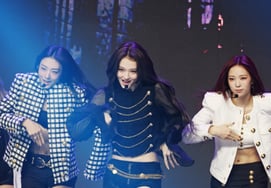 MEOVV's 'Explosive Performance' [★Photo]