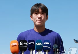 Jo Wi-je không thể cười dù bất ngờ lên tàu World Cup (nhóm) và cố gắng hết sức để thực hiện phần của anh Yumin