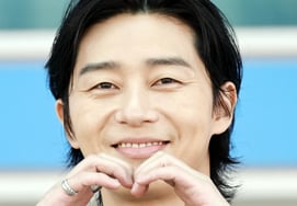 Park Seo-joon with a 'Smile and Heart' [★Photo]