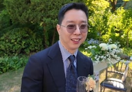 "李晟镇不参加"的NRG文成勋婚礼，5号金贤洙的近况"看起来还很年轻"