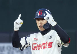 Lotte, what a scare! Na Gyun-an narrowly avoids collision as Jeon Min-jae heads to hospital... Nail's 146 km/h two-seam fastball strikes left hand [Gwangju on-site]