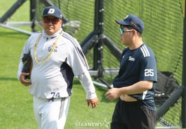 [Photo] Yang Eui-ji leaves with coach after training