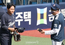 [Photo] Coach Lee Jin-young inspects Kim Tae-yeon's bat