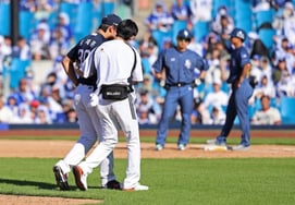 "I was just about to try something," Manager Kim Won-hyeong sighs... Yang Jae-hoon, suffering from elbow ligament damage, ultimately undergoes surgery [Jamsil Field]