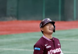 [Foto] 'Primer turno al bate: ponche' de Hiura