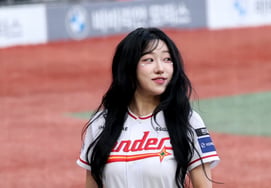 [Photo] Cheerleader Jeong Seol-a throws first pitch for 'hope to end losing streak'; Lee Ji-won bats