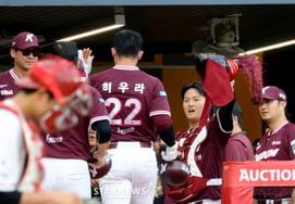 [Foto] 'Felicidades del entrenador Seol Jong-jin': Hitra estalla un jonrón de dos carreras en reversa