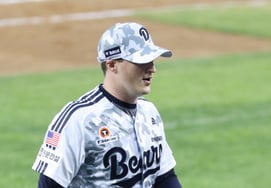 [Photo] Benjamin clears 5-inning scoreless mission