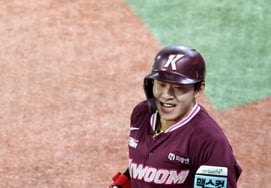 [Photo] 'One more run in the top of the 7th!' Kim Woong-bin hits a solo home run