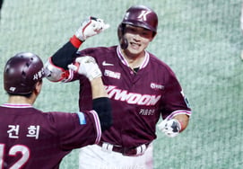 [Photo] Kiwoom breaks through 4-1! 'One more run in the top of the 7th!' Kim Woong-bin hits a solo home run