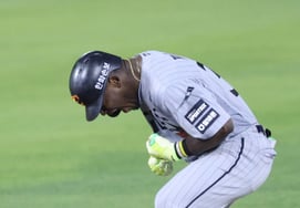 [Foto] Peraza, 'jonrón de la persecución con 2 carreras impulsadas y doblete'