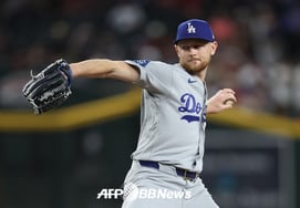 Ah! Manager Dave Roberts of the LAD → 'Former KIA pitcher' harsh substitution 'Stripped with just one out remaining...'