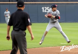 Hanwha Eagles and Doosan Bears exchanged two runs each in the 11th inning of extra innings, ending in a tense 3-3 draw [Jamsil Field Review]
