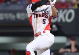 KIA's Kim Do-young finally unleashed his 15th home run! He now stands alone at the top of the league in home runs... Breaking his silence of 15 at-bats without a hit with a solo shot [Gwangju]