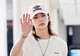 Hyunjin (Stray Kids) 'Chỉ cần giơ tay lên thôi cũng thấy giống [★Ảnh]