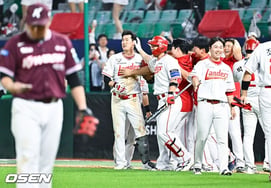 "I am sorry to have disappointed you." Even after breaking the 13th-game losing streak, the manager apologized, and the "captain" shed tears. [Incheon Field]