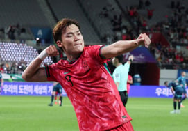 'Son Heung-min·Cho Kue-sung multi-goal' watched by Oh Hyun-kyu, must prove his own 'World Cup starting spot'