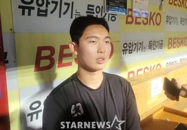 In the "Strongest Baseball" showdown where Lee Taek-geun was struck out, Kim Seo-hyun's high school classmate Shin Young-woo subdued the Samsung Lions' core lineup of Koo Ja-wook, Choi Hyung-woo, and Lewin Diaz with a 156 km/h fastball.
