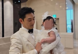 Kang Shin Hyo bất ngờ công bố kết hôn với con gái sau khi sinh"Tinh thần trách nhiệm" [Star Issue]