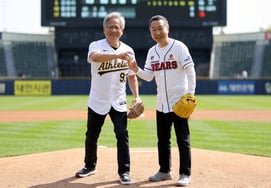 『わ、すごい』ジェンセン・ファンCEOとパク・ジョンウォン・ドゥサンオーナー、野球ファン同士が本格的に団結した！ ジャムシル球場の最後の年、歴史の一ページを飾る